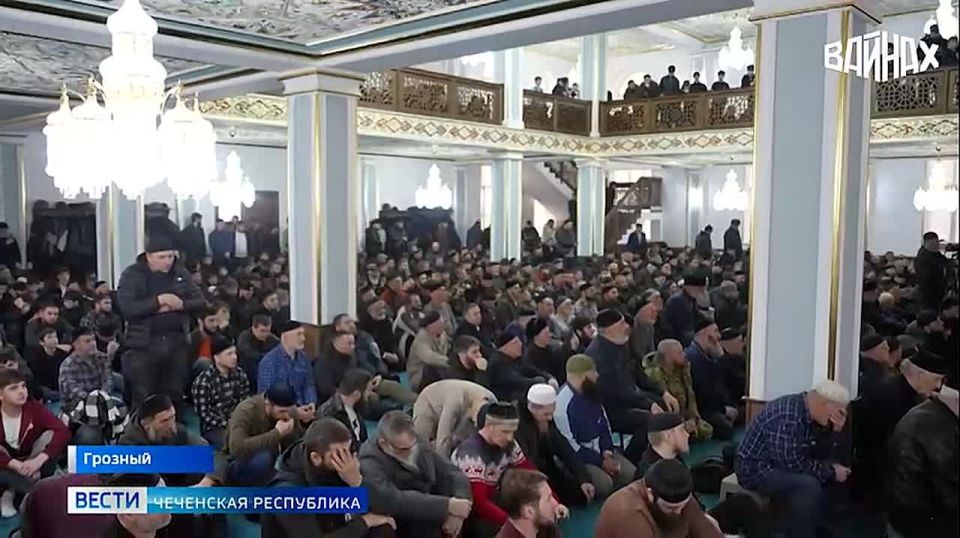 В благословенную пятницу верующие собрались у новой мечети, чтобы совершить в ней первый пятничный намаз