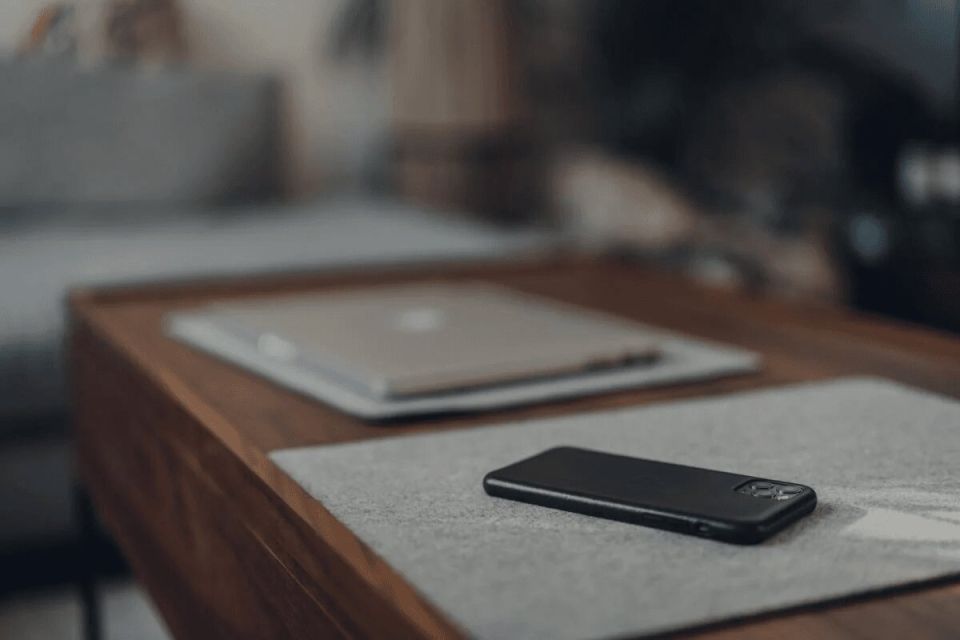 Почему стоит класть телефон экраном вниз: секреты защиты вашего устройства