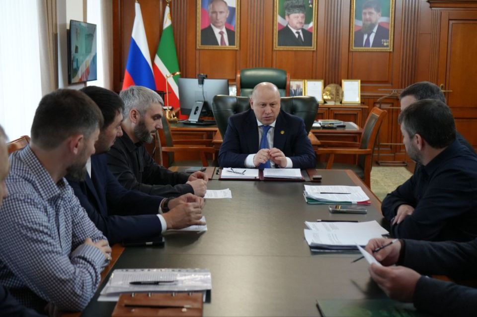 Руководитель Администрации Главы и Правительства ЧР Галас Таймасханов провёл совещание с представителями операторов сотовой связи на тему покрытия сотовой связи и мобильного интернета вдоль федеральных дорог, проходящих по...