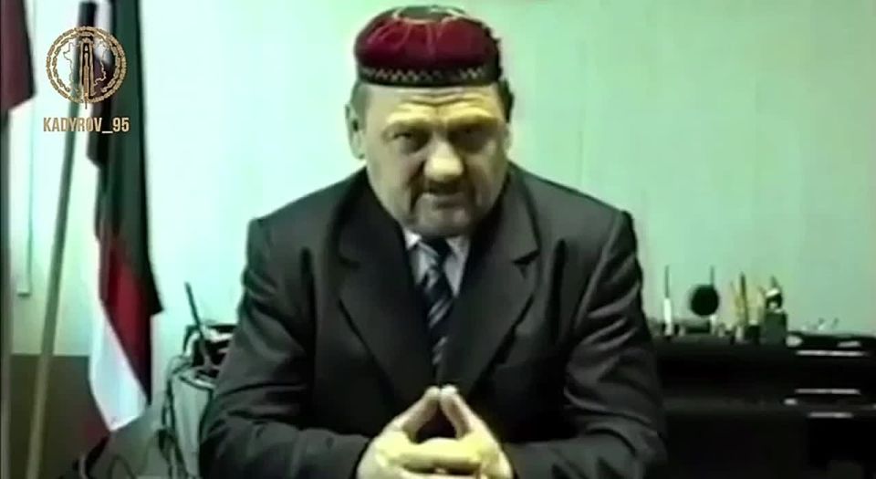 Первый Президент Чеченской Республики, Герой России Ахмат-Хаджи Кадыров в своих молитвах призывал верующих просит у Всевышнего мира и благополучия для народа