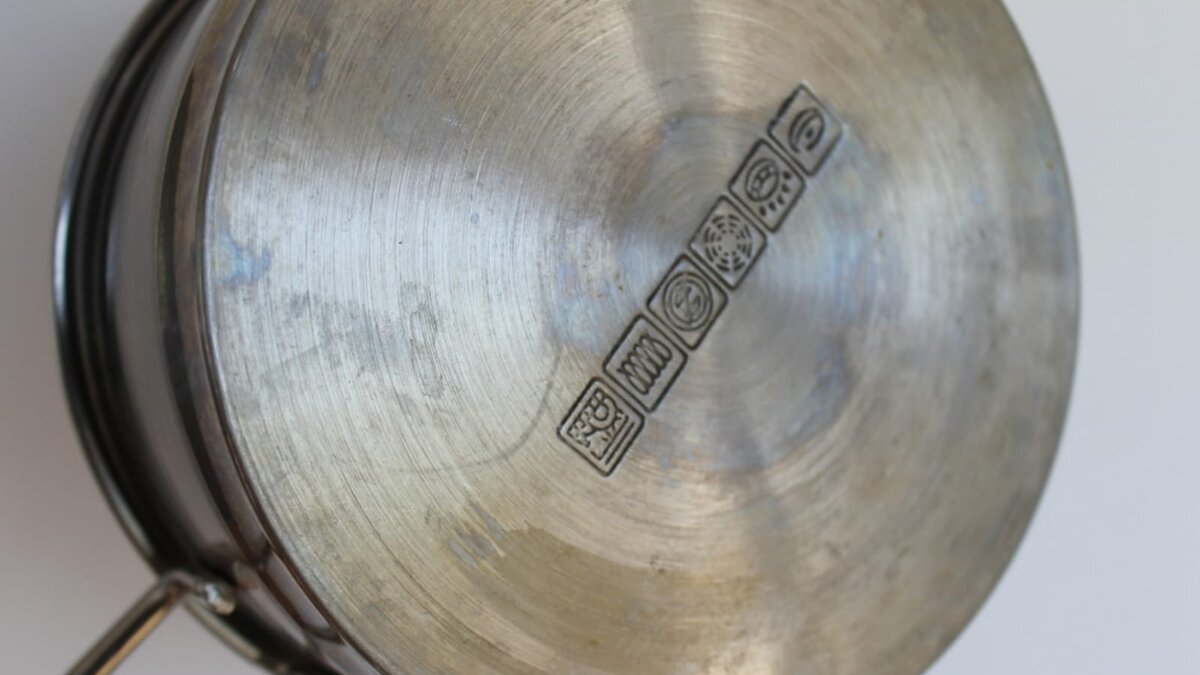 Секрет простого средства для чистки кастрюль за 12 рублей