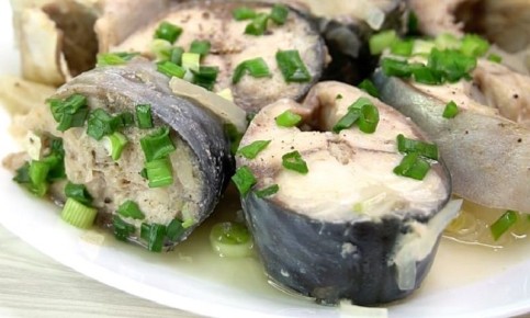 Вкусная скумбрия за 15 минут с луковой подушкой: простой рецепт для вашего ужина