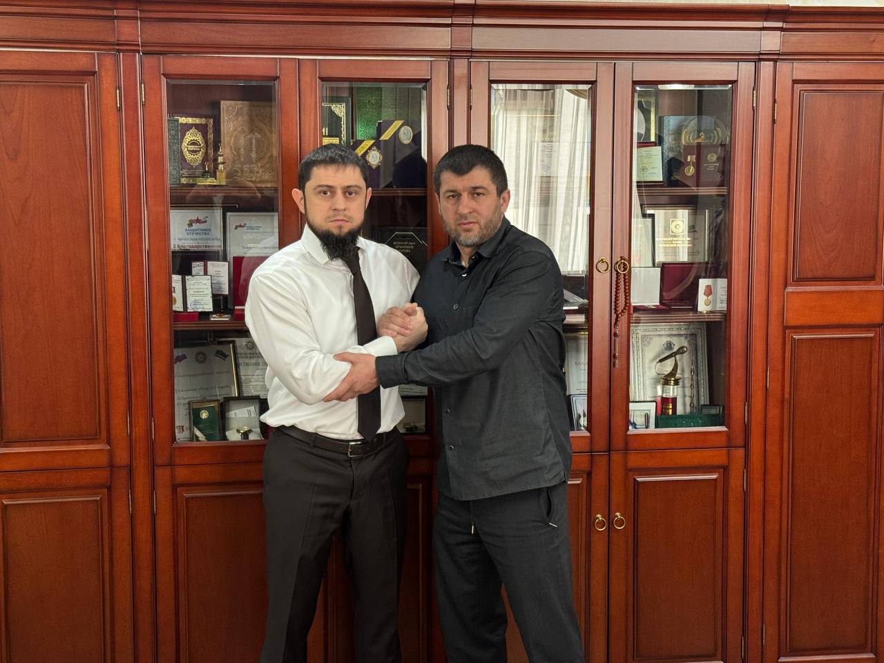 Ахмед Дудаев: Состоялась содержательная встреча с дорогими БРАТЬЯМИ — экс-чемпионом мира в полутяжёлом весе по версиям WBA, WBC, WBO, IBF и The Ring Артуром Бетербиевым, представителем Главы Чеченской Республики в Республике... Ахмед Дудаев: Состоялась содержательная встреча с дорогими БРАТЬЯМИ — экс-чемпионом мира в полутяжёлом весе по версиям WBA, WBC, WBO, IBF и The Ring Артуром Бетербиевым, представителем Главы Чеченской Республики в Республике...