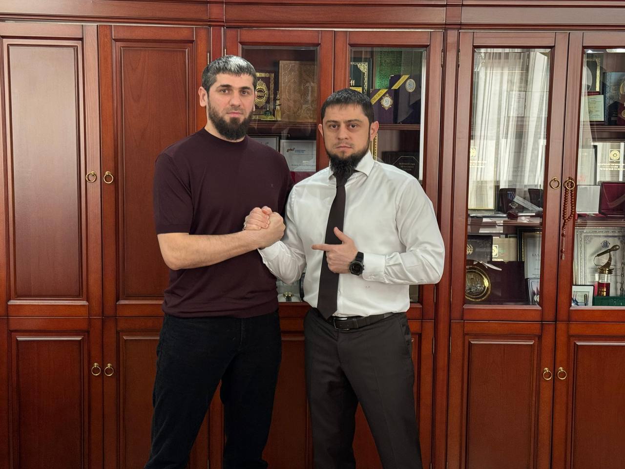 Ахмед Дудаев: Состоялась содержательная встреча с дорогими БРАТЬЯМИ — экс-чемпионом мира в полутяжёлом весе по версиям WBA, WBC, WBO, IBF и The Ring Артуром Бетербиевым, представителем Главы Чеченской Республики в Республике... Ахмед Дудаев: Состоялась содержательная встреча с дорогими БРАТЬЯМИ — экс-чемпионом мира в полутяжёлом весе по версиям WBA, WBC, WBO, IBF и The Ring Артуром Бетербиевым, представителем Главы Чеченской Республики в Республике...