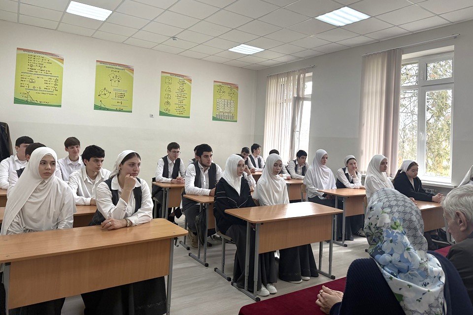 В Серноводском районе прошла встреча со старшеклассниками ко Дню Конституции ЧР В Серноводском районе прошла встреча со старшеклассниками ко Дню Конституции ЧР