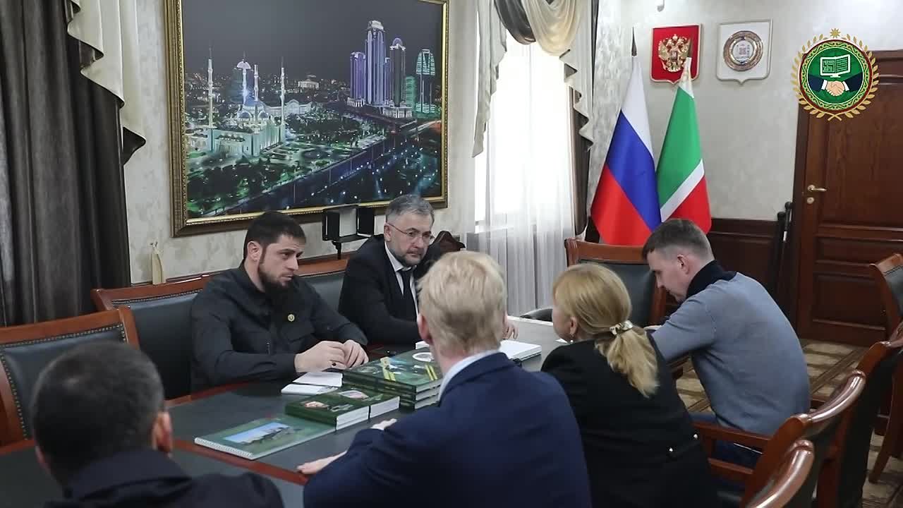 Ахмед Дудаев: Сегодня у меня в гостях побывали директор филиала МГУ в Грозном Магомед Селимханов, декан факультета журналистики МГУ Елена Вартанова, заместитель директора филиала Сулим Солтагариев и доцент факультета...