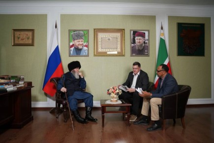 Советник Главы ЧР, муфтий ЧР, Председатель КЦМСК, доктор исламских наук Шайх Салахь-Хаджи Межиев встретился с военным экспертом США Скоттом Риттером в Грозном