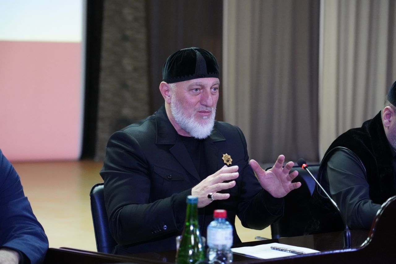 Депутат Государственной Думы РФ Адам Делимханов посетил в Урус-Мартановском районе строительную площадку мечети, рассчитанной на 10 тысяч человек, а также ознакомился с ходом возведения расположенного рядом микрорайона... Депутат Государственной Думы РФ Адам Делимханов посетил в Урус-Мартановском районе строительную площадку мечети, рассчитанной на 10 тысяч человек, а также ознакомился с ходом возведения расположенного рядом микрорайона...