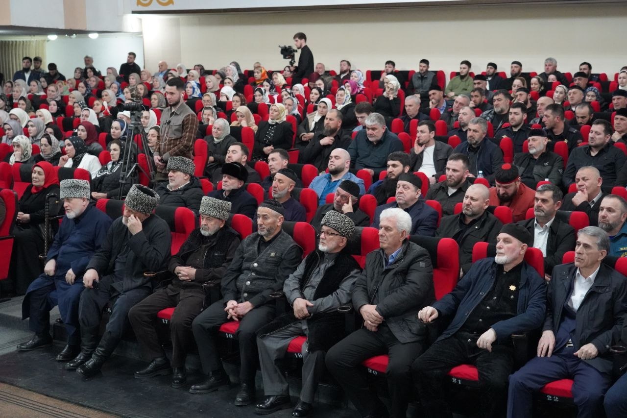 Депутат Государственной Думы РФ Адам Делимханов посетил в Урус-Мартановском районе строительную площадку мечети, рассчитанной на 10 тысяч человек, а также ознакомился с ходом возведения расположенного рядом микрорайона... Депутат Государственной Думы РФ Адам Делимханов посетил в Урус-Мартановском районе строительную площадку мечети, рассчитанной на 10 тысяч человек, а также ознакомился с ходом возведения расположенного рядом микрорайона...