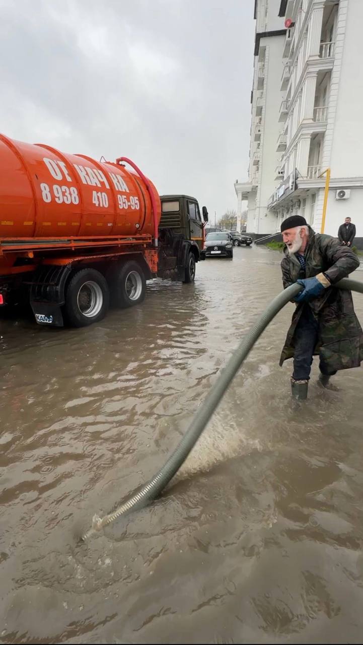 В связи с продолжающимися осадками на территории республики в Гудермесском районе все ответственные и профильные службы работают в усиленном, экстренном режиме В связи с продолжающимися осадками на территории республики в Гудермесском районе все ответственные и профильные службы работают в усиленном, экстренном режиме