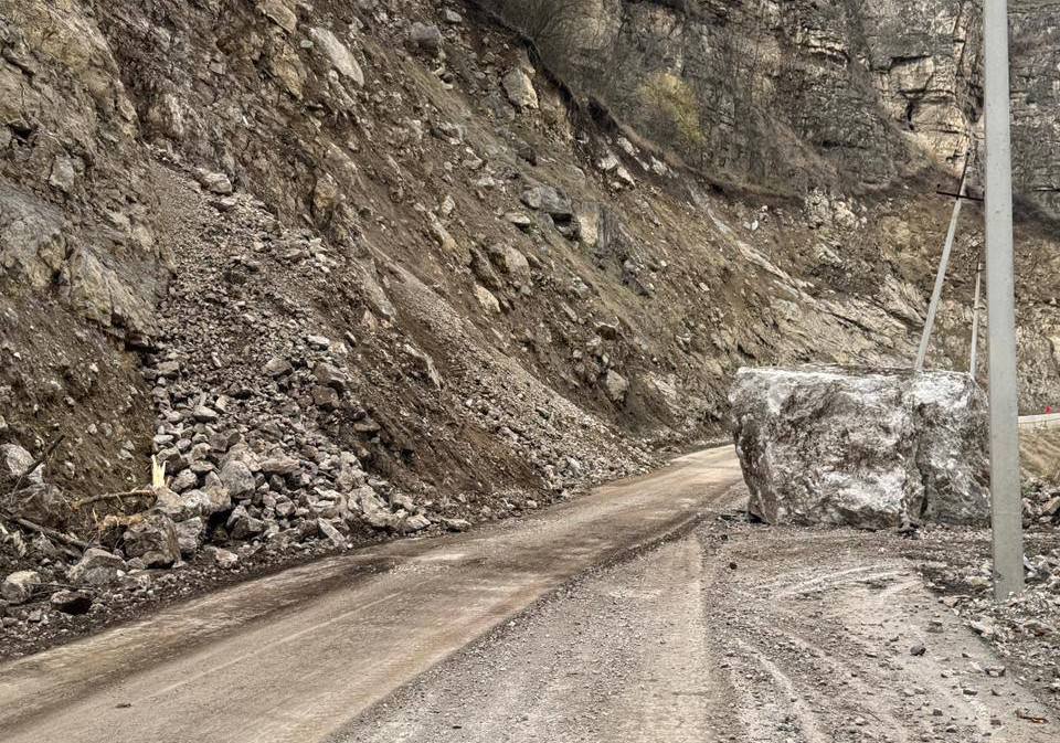 Участок дороги Р-217 в Итум-Калинском районе практически очищен от последствий камнепада, сообщил глава района Альберт Рабуев. Участок дороги Р-217 в Итум-Калинском районе практически очищен от последствий камнепада, сообщил глава района Альберт Рабуев.