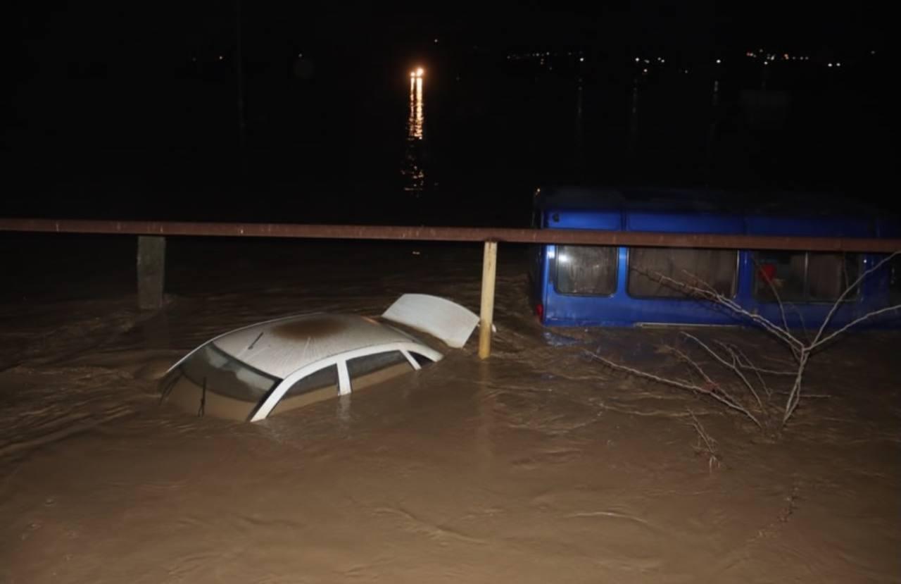 Машины почти по крышу в воде, пострадали жилые дома: помимо Дагестана, затапливает и Чечню