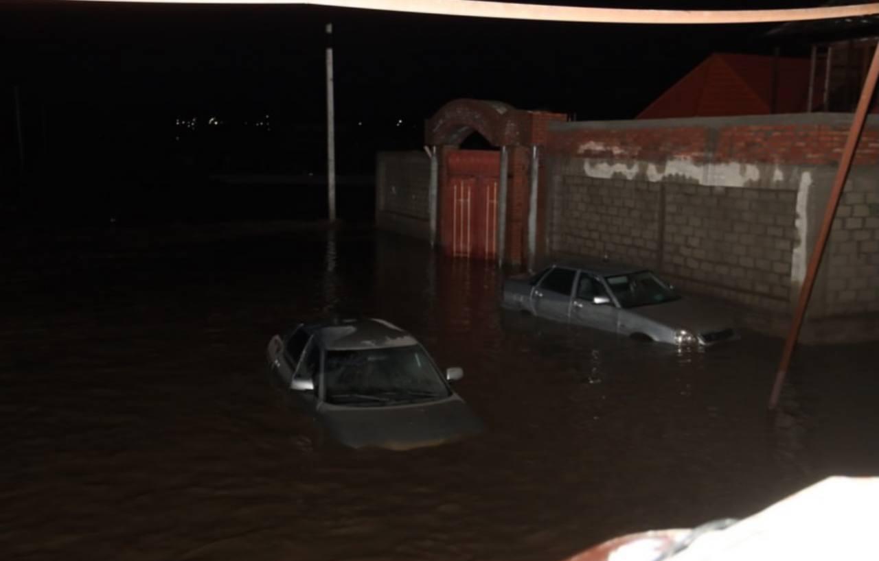 Машины почти по крышу в воде, пострадали жилые дома: помимо Дагестана, затапливает и Чечню Машины почти по крышу в воде, пострадали жилые дома: помимо Дагестана, затапливает и Чечню