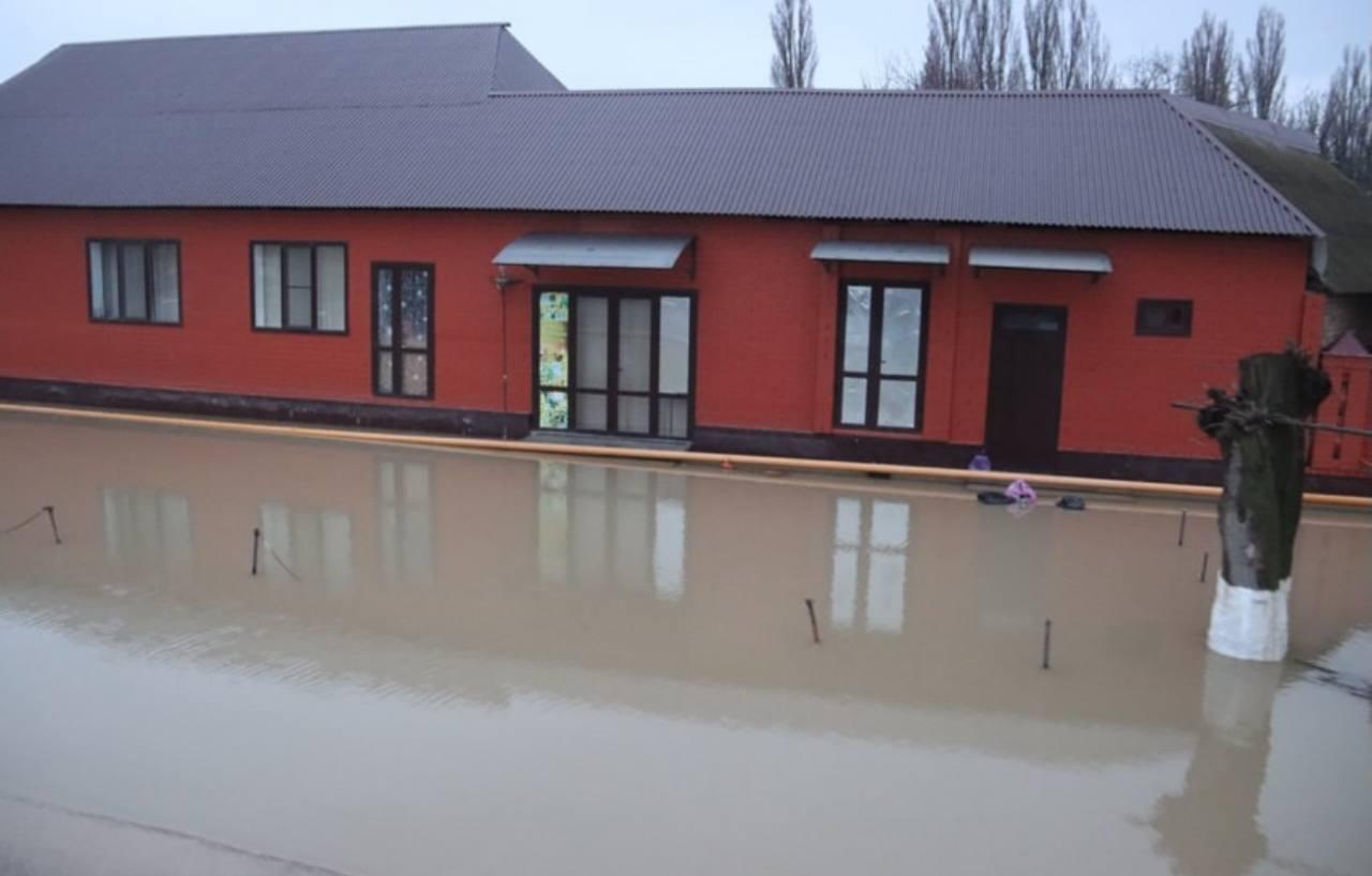 Машины почти по крышу в воде, пострадали жилые дома: помимо Дагестана, затапливает и Чечню Машины почти по крышу в воде, пострадали жилые дома: помимо Дагестана, затапливает и Чечню