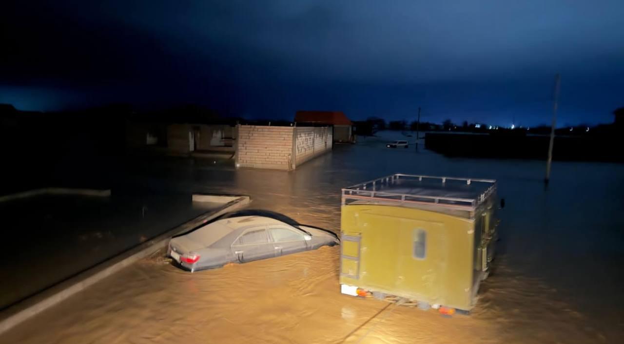 Машины почти по крышу в воде, пострадали жилые дома: помимо Дагестана, затапливает и Чечню Машины почти по крышу в воде, пострадали жилые дома: помимо Дагестана, затапливает и Чечню