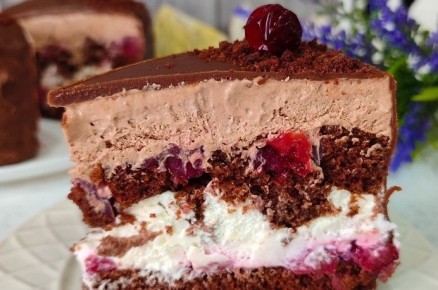 Изысканный шоколадный торт с вишней и нежным кремом
