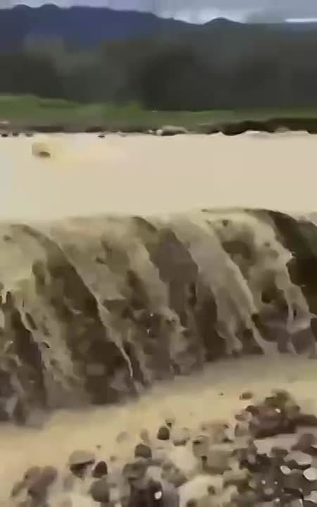 Участок автодороги протяженностью 650 м, ведущей из Чири-Юрт до моста через реку Аргун в Старые Атаги, полностью разрушен