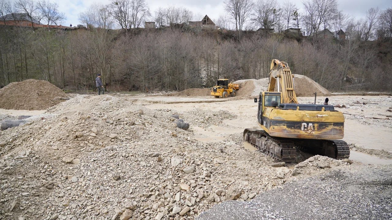 В Веденском районе продолжают системную работу по устранению последствий проливных дождей В Веденском районе продолжают системную работу по устранению последствий проливных дождей