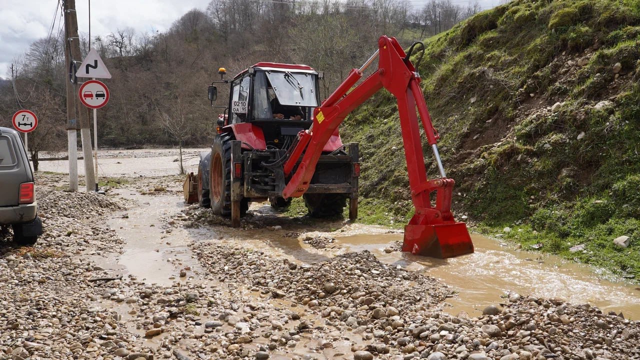 В Веденском районе продолжают системную работу по устранению последствий проливных дождей В Веденском районе продолжают системную работу по устранению последствий проливных дождей