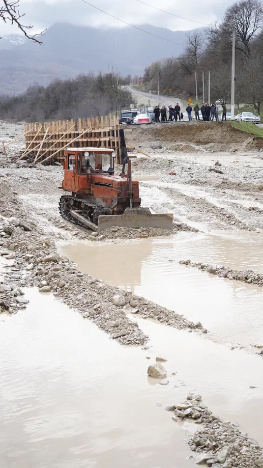 В Веденском районе продолжают системную работу по устранению последствий проливных дождей В Веденском районе продолжают системную работу по устранению последствий проливных дождей