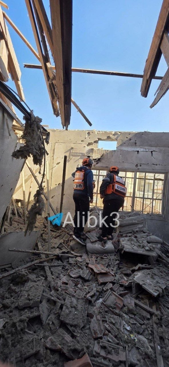 Очередные прилёты суббоеприпасов иранских ракет в Тель-Авиве Очередные прилёты суббоеприпасов иранских ракет в Тель-Авиве