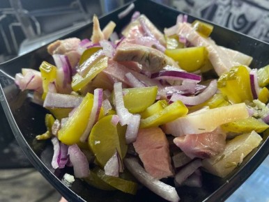 Непередаваемый вкус русско-украинского салата: закуска, которая объединяет