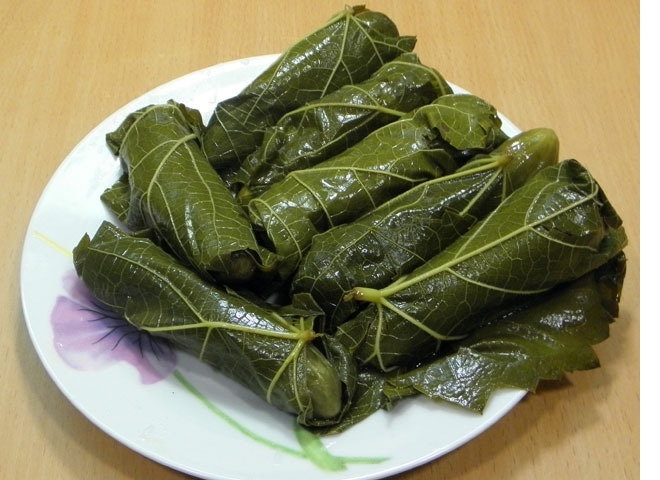 Огурцы в виноградных листьях: новый взгляд на любимую закуску