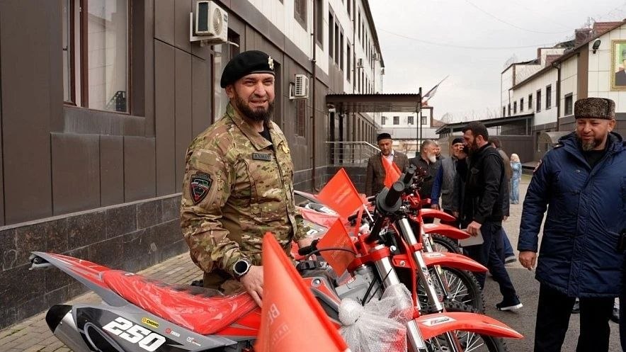 Эдуард Басурин: Участники МОПД «ВЕЧНО ЖИВЫЕ» в Чеченской Республике передали бойцам СВО мотоциклы Эдуард Басурин: Участники МОПД «ВЕЧНО ЖИВЫЕ» в Чеченской Республике передали бойцам СВО мотоциклы