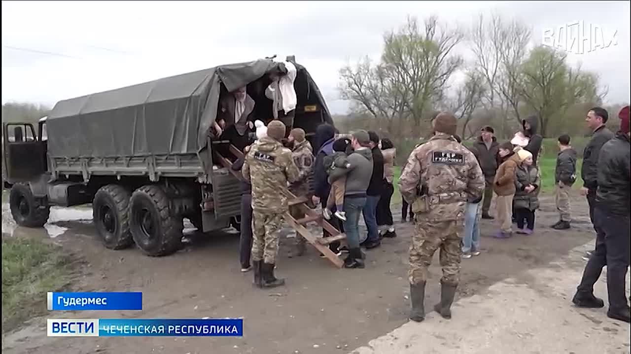 Жители Гудермесского района, чьи дома пострадали от подтопления, заполняют документы на получение компенсаций