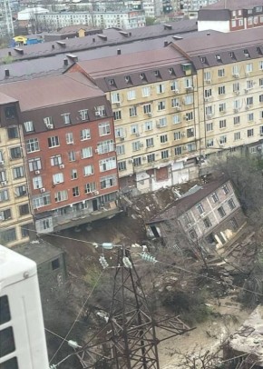 Дом в Махачкале обрушился из-за потопа — у него размыло фундамент, пишут в сети