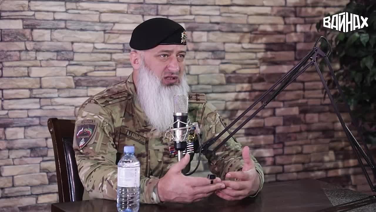 Директор ЧГТРК "Грозный" Чингиз Ахмадов взял интервью у командира специального полка полиции имени Героя России Ахмата-Хаджи Кадырова МВД по ЧР, Героя России Замида Чалаева