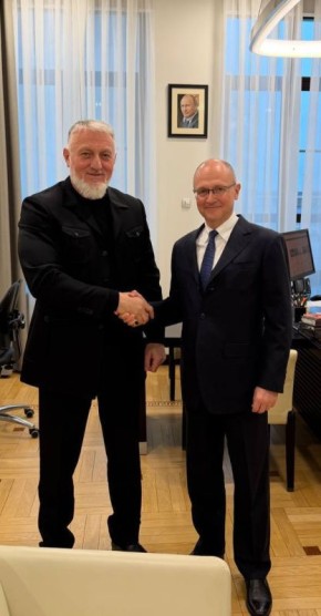 Адам Делимханов: Также по поручению моего ДОРОГОГО БРАТА, Главы Чеченской Республики, Героя России РАМЗАНА АХМАТОВИЧА КАДЫРОВА встретился с первым заместителем Руководителя Администрации Президента РФ Сергеем Кириенко!