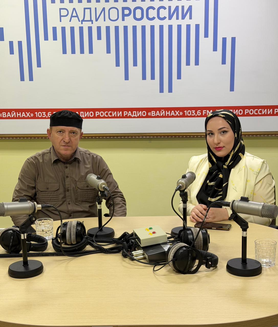 Кавалер Ордена Кадырова, главный редактор республиканской газеты «Даймохк», член Союза писателей России и Союза журналистов России Бувайсар Шамсудинов выпустил две новые книги — «Хьаржинарш» и «Цхьа доа йа чуьртан индага»