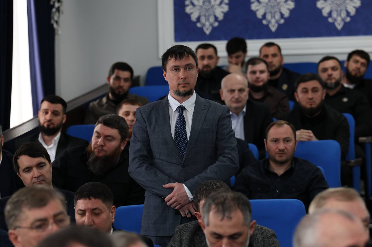 Министр здравоохранения Чеченской Республики Адам Алханов провел расширенное совещание с аппаратом ведомства и руководителями медицинских организаций, на котором были подведены текущие итоги работы системы здравоохранения и... Министр здравоохранения Чеченской Республики Адам Алханов провел расширенное совещание с аппаратом ведомства и руководителями медицинских организаций, на котором были подведены текущие итоги работы системы здравоохранения и...