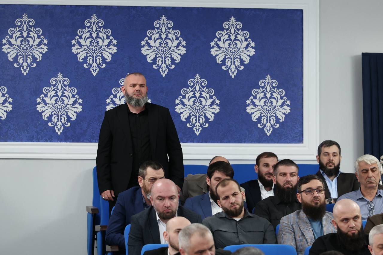 Министр здравоохранения Чеченской Республики Адам Алханов провел расширенное совещание с аппаратом ведомства и руководителями медицинских организаций, на котором были подведены текущие итоги работы системы здравоохранения и... Министр здравоохранения Чеченской Республики Адам Алханов провел расширенное совещание с аппаратом ведомства и руководителями медицинских организаций, на котором были подведены текущие итоги работы системы здравоохранения и...