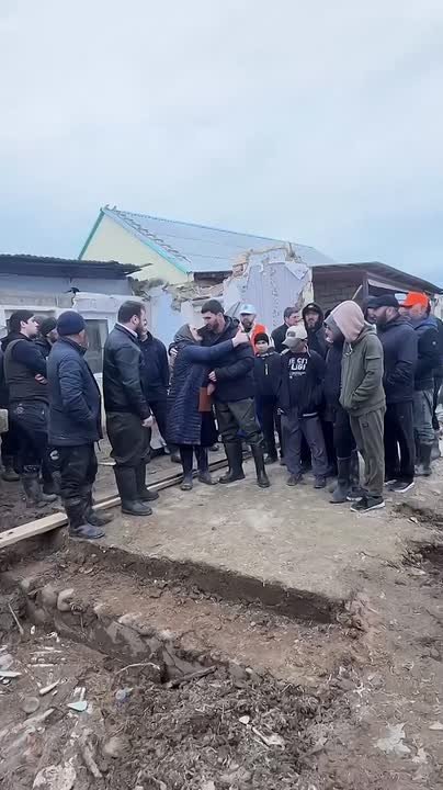 Чеченский блогер Асхаб Тамаев подарил квартиру женщине из Дагестана, которая потеряла свой дом из-за наводнения