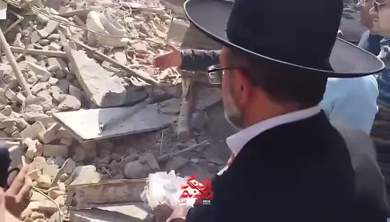 Представители еврейской общины Тегерана осматривают руины синагоги, которую Нетаньяху разбомбил им как раз в самый разгар праздника Песах