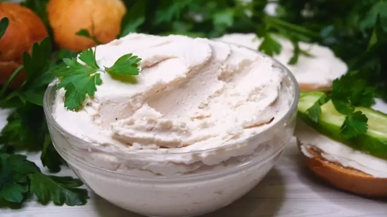 Как превратить остатки курицы в вкусный и полезный паштет: простой рецепт для завтрака