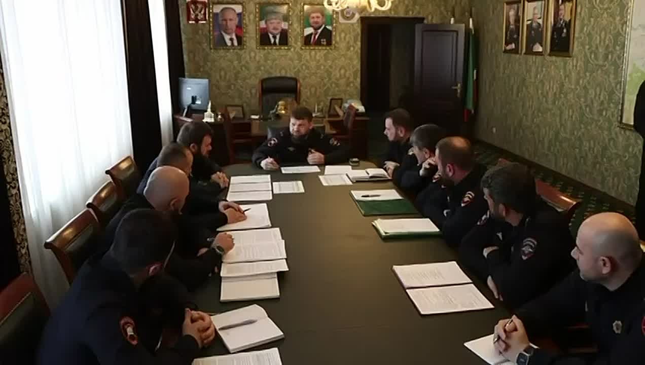 Ассаламу Алайкум, дорогие друзья! Сегодня провел оперативное совещание с руководителями отделов и командирами строевых подразделений Госавтоинспекции республики