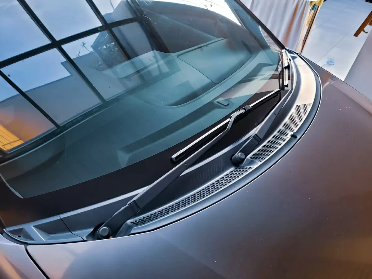 Секреты блестящих стекол: как выбрать лучшие средства для чистки автомобилей