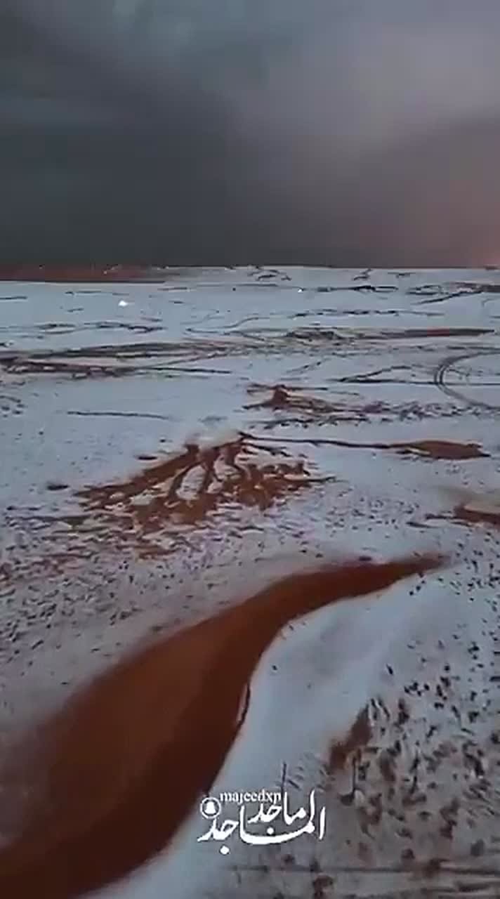 В Саудовской Аравии продолжаются погодные аномалии: град покрыл пустыню в административном районе Эр-Рияд