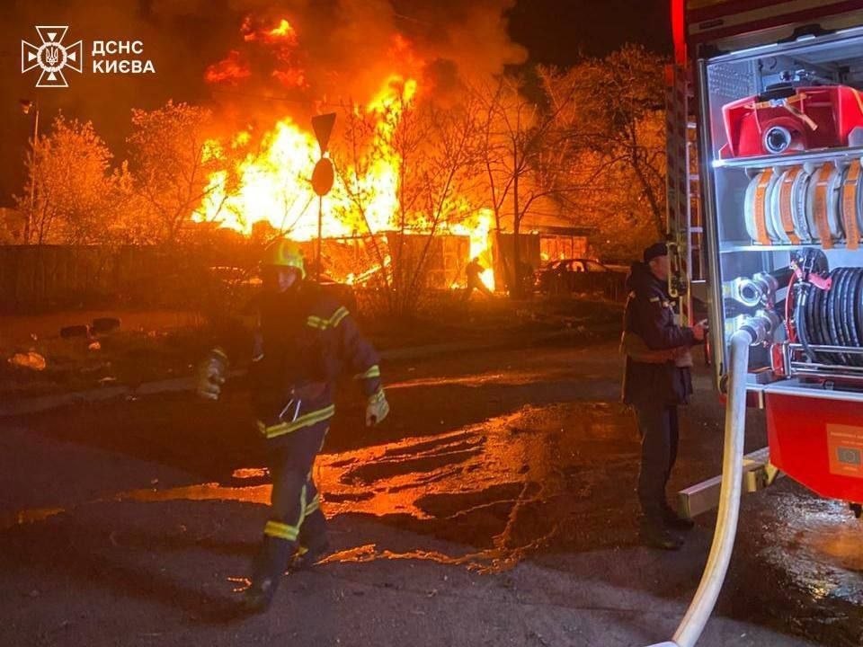 Киев в огне. Мониторинговые каналы публикуют кадры последствий прилетов по военной инфраструктуре в столице Украины Киев в огне. Мониторинговые каналы публикуют кадры последствий прилетов по военной инфраструктуре в столице Украины