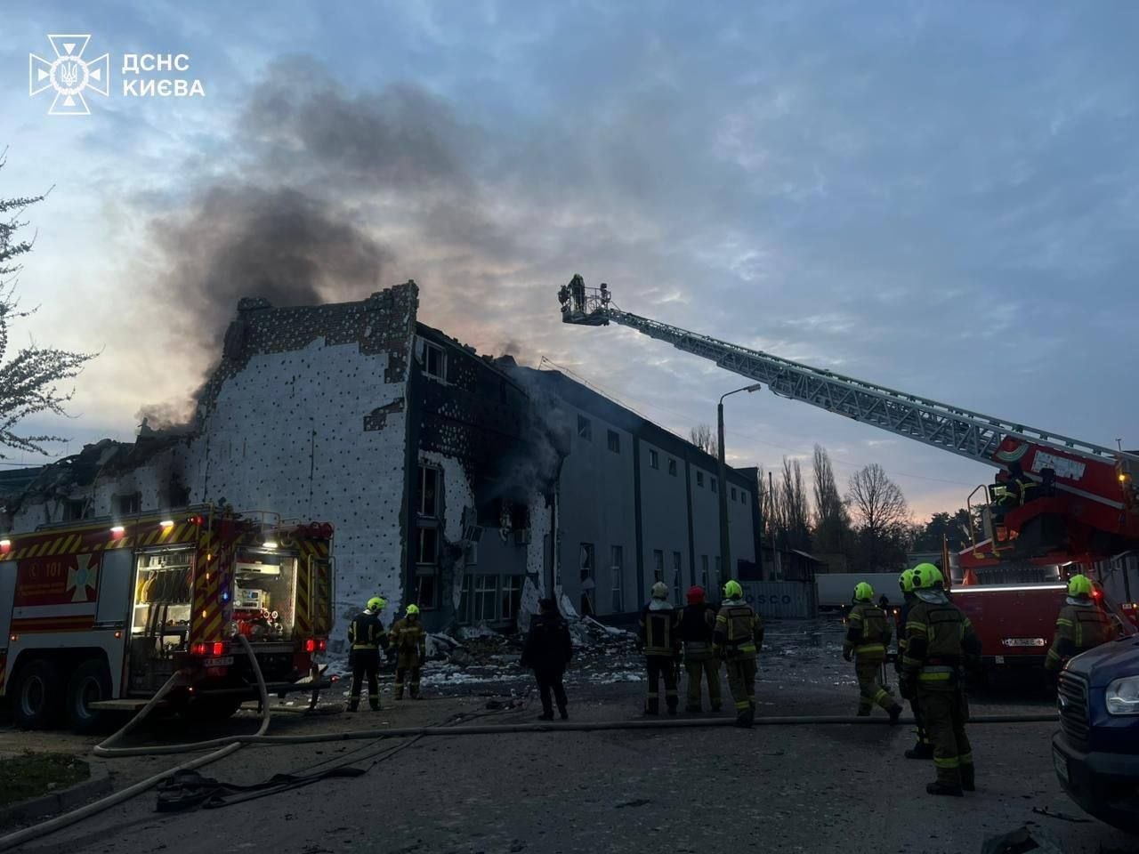 Киев в огне. Мониторинговые каналы публикуют кадры последствий прилетов по военной инфраструктуре в столице Украины Киев в огне. Мониторинговые каналы публикуют кадры последствий прилетов по военной инфраструктуре в столице Украины