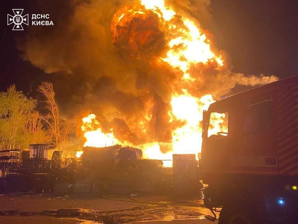 Киев в огне. Мониторинговые каналы публикуют кадры последствий прилетов по военной инфраструктуре в столице Украины Киев в огне. Мониторинговые каналы публикуют кадры последствий прилетов по военной инфраструктуре в столице Украины