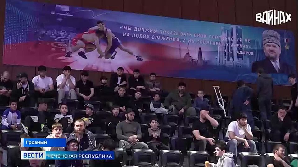 В Грозном стартовало первенство России по вольной борьбе среди юношей до 24 лет, в котором участвуют молодые атлеты из разных уголков страны