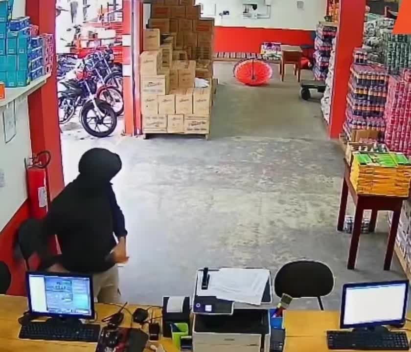 В Бразилии продавец с мачете накинулся на грабителя у кассы – злоумышленник убежал