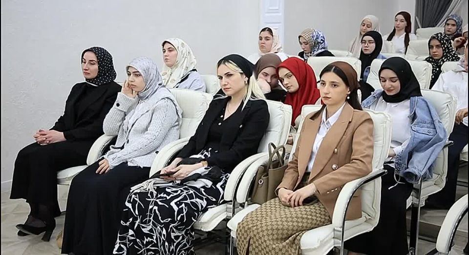 В стенах Чеченского государственного педагогического университета состоялся диалог директора департамента Аслана Абдулаева со студентами, посвящённый семейным ценностям