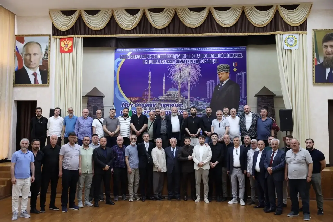 Заместитель Председателя Правительства Чеченской Республики – министр ЧР по национальной политике, внешним связям, печати и информации Ахмед Дудаев провёл встречу с делегацией соотечественников, проживающих в Турции Заместитель Председателя Правительства Чеченской Республики – министр ЧР по национальной политике, внешним связям, печати и информации Ахмед Дудаев провёл встречу с делегацией соотечественников, проживающих в Турции