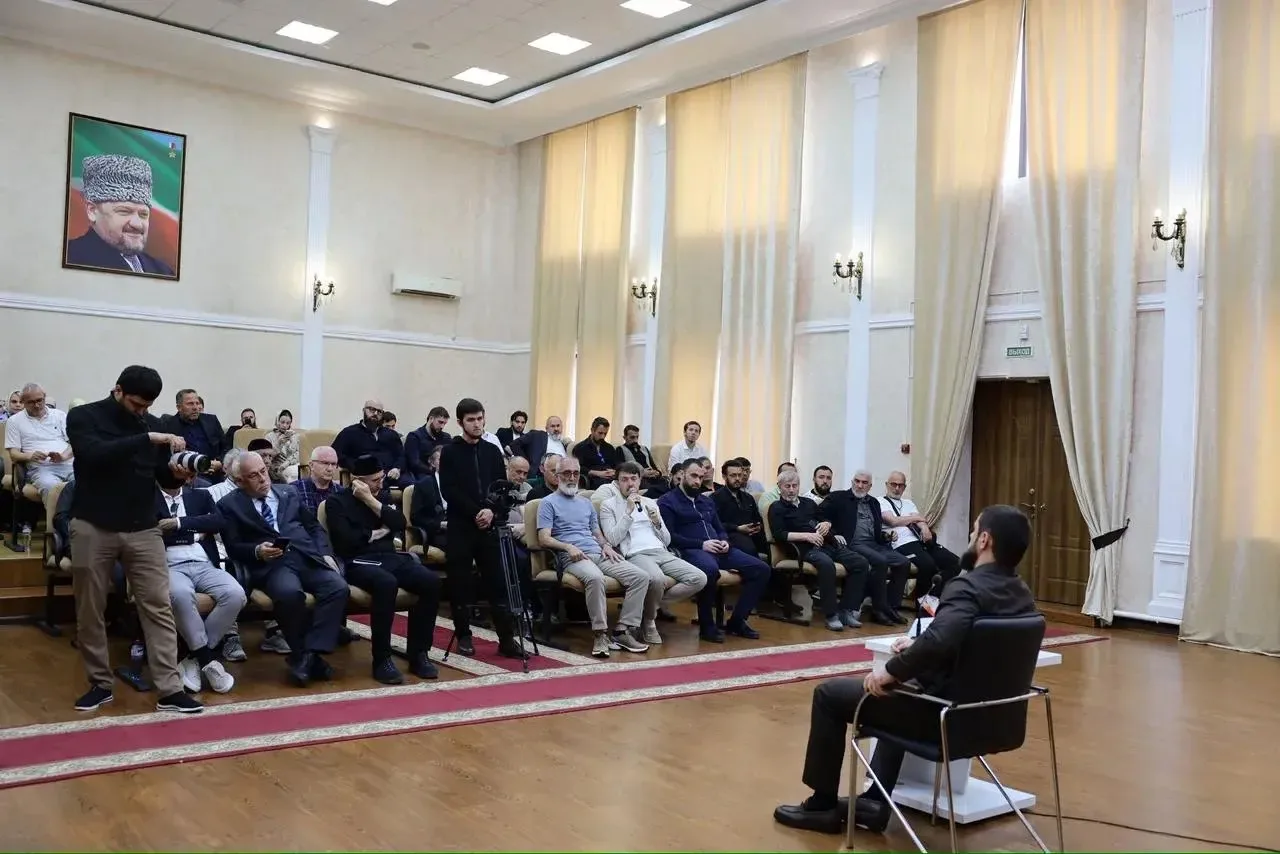 Заместитель Председателя Правительства Чеченской Республики – министр ЧР по национальной политике, внешним связям, печати и информации Ахмед Дудаев провёл встречу с делегацией соотечественников, проживающих в Турции Заместитель Председателя Правительства Чеченской Республики – министр ЧР по национальной политике, внешним связям, печати и информации Ахмед Дудаев провёл встречу с делегацией соотечественников, проживающих в Турции