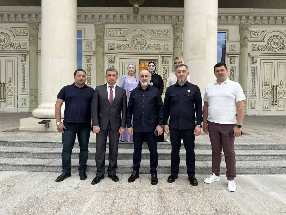 По поручению заместителя Председателя Правительства ЧР – министра ЧР по национальной политике, внешним связям, печати и информации Ахмеда Дудаева для гостей была организована серия рабочих встреч, направленных на укрепление... По поручению заместителя Председателя Правительства ЧР – министра ЧР по национальной политике, внешним связям, печати и информации Ахмеда Дудаева для гостей была организована серия рабочих встреч, направленных на укрепление...